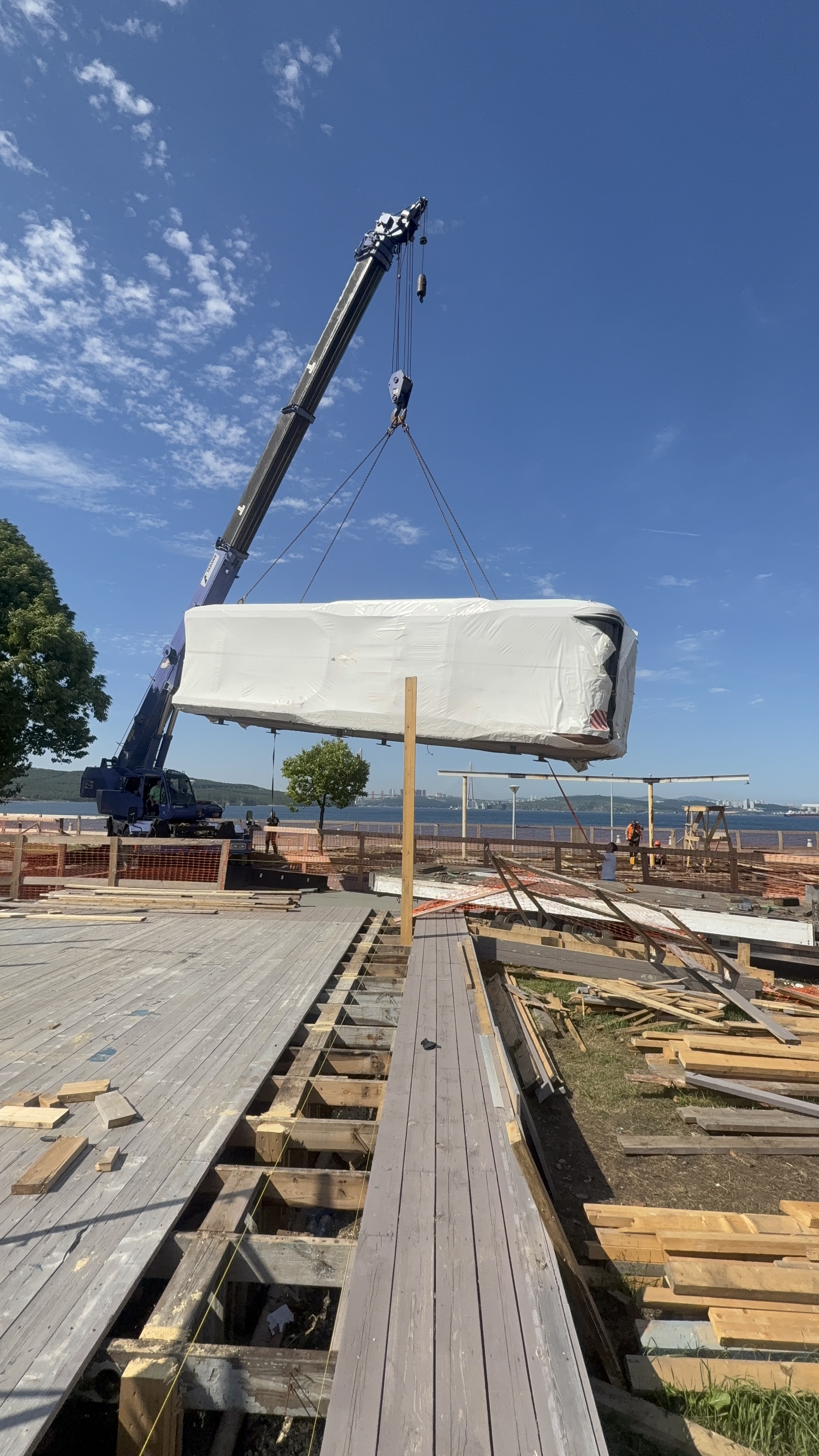 Для размещения на Восточном экономическом форуме доставили из Москвы наш капсульный дом Н40